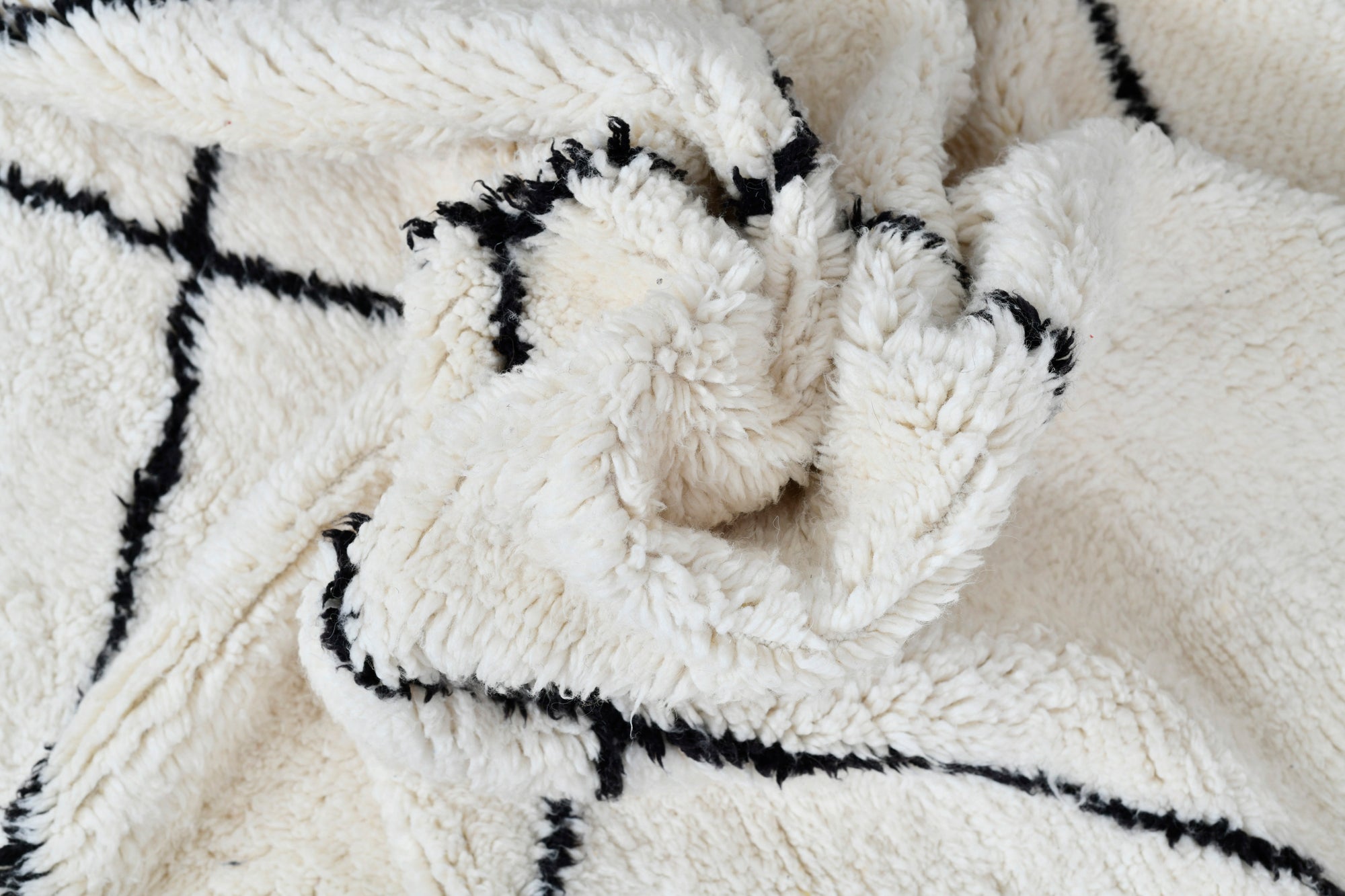 Black and White Beni Rug 3349